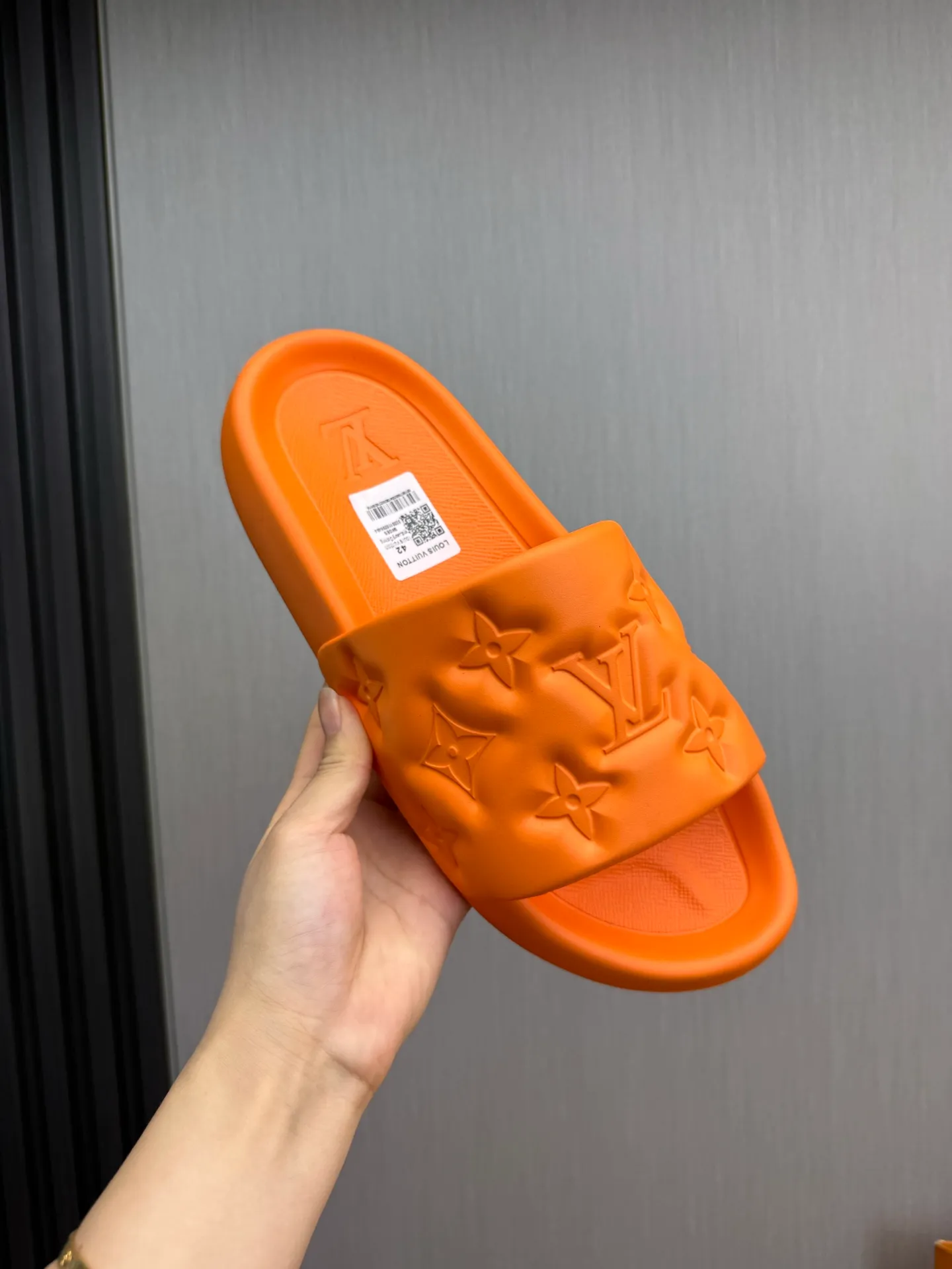 Men's shoes 💰260💰 ▪️LV's popular Little Red Book popular slippers hot sale: 1 shipment✅ Super textured and comfortable slippers, original TPU outsole. Authentic counter box drawer box packaging 🎁Size 38-45